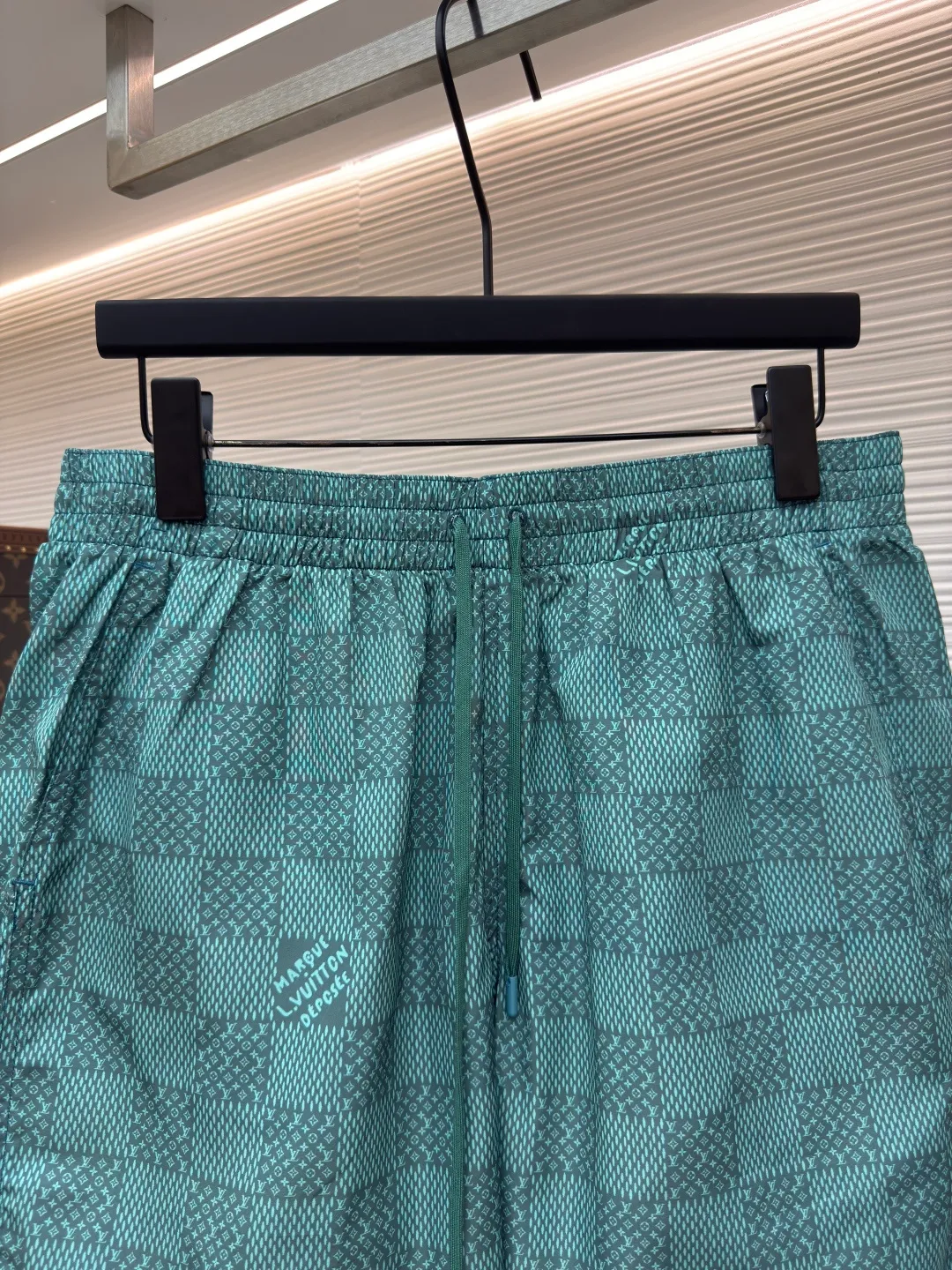LOUIS VUITTON Printed Beach Pants Chess ●Authentic: Purchased and developed at 6950 ●Item No.: 1680015-A65 ●Fabric: nylon fabric ●Technology: Printing ●Version: Fitted version ●Weight: about 168 grams ●Size: The L.Vuitton déposé logo is integrated into the checkered pattern and can be paired with a matching T-shirt or for a casual look. It features a standard fit, all-over Damier Monogram print, drawstring elastic waist and side pockets. Cut and sew the flower position to restore the pattern effect. The overall wiring is straight and delicate, the fabric is comfortable and soft, and the color is consistent without color difference. It can be matched with the same style to create a fashionable look and control various occasions. Customized accessories, complete with three standards, same style for men and women!